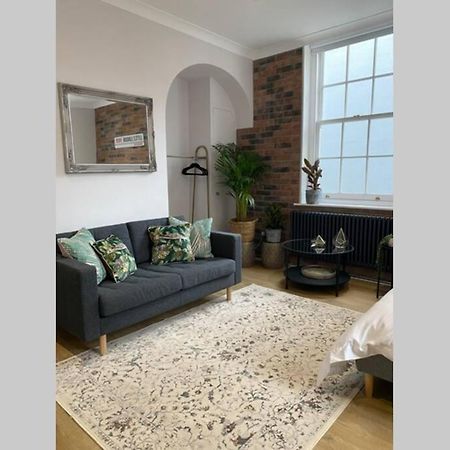City Centre Entire Studio Apartment Chichester Exterior photo