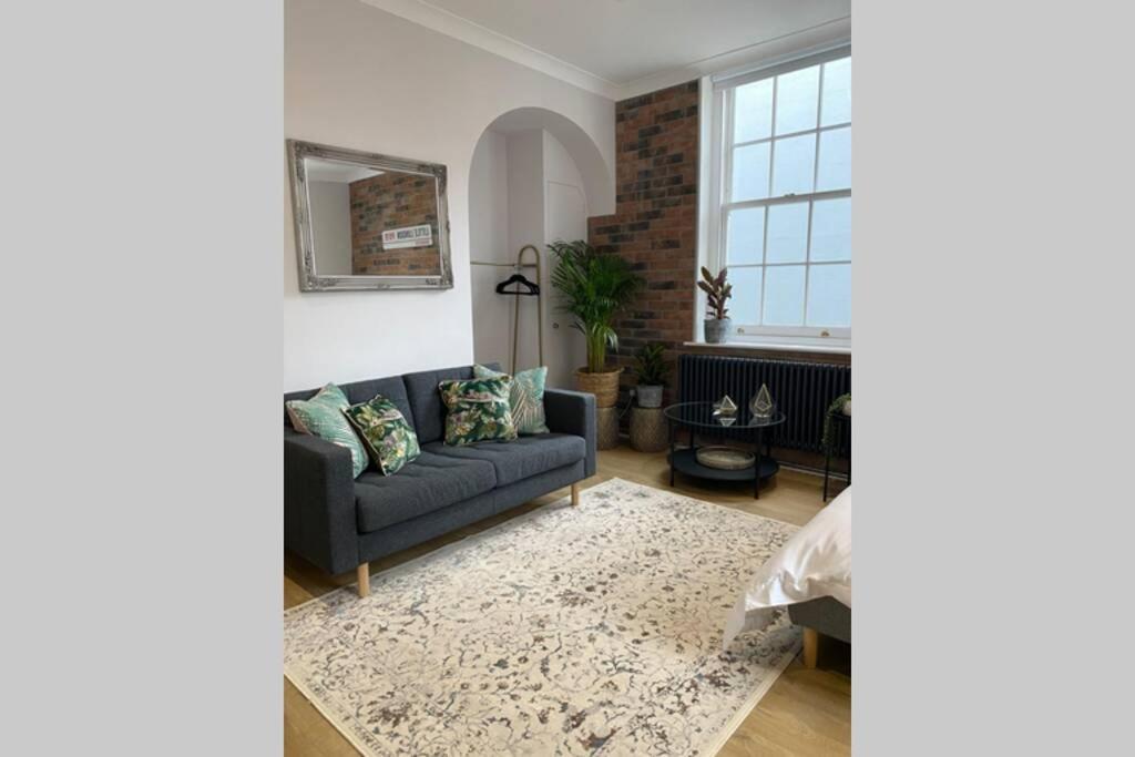 City Centre Entire Studio Apartment Chichester Exterior photo